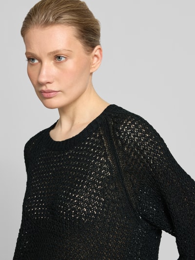 Modelka nosi Strickshirt mit Rundhalsausschnitt und 3/4-Arm od FREE/QUENT, gruby ścieg, okrągły dekolt, rękaw o dł. 3/4, damski, zbliżenie na górną część ciała