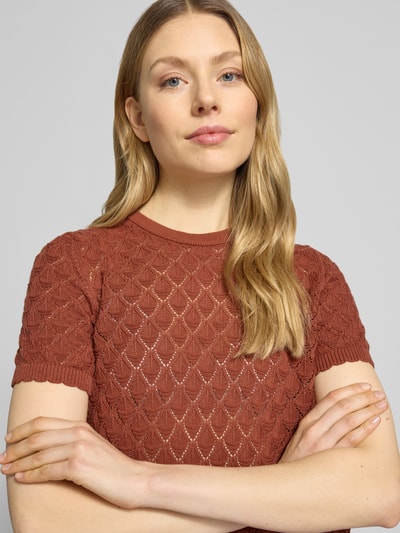 Kobiece modelka nosi Strickshirt mit Lochstickerei von Jake*s Collection z mieszanki bawełny, prosty krój, okrągły dekolt, rękaw o dł. 1/2, haft angielski, długość tyłu w rozmiarze S 52 cm, długość rękawów w rozmiarze S 21 cm, widok z przodu zbliżenie na górę ciała