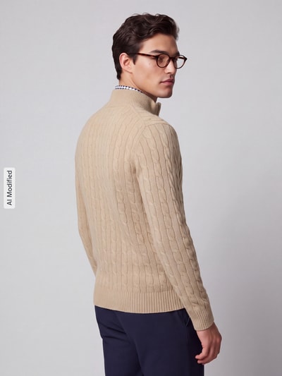 Mężczyzna nosi Regular Fit Troyer aus Woll-Kaschmir-Mix von Polo Ralph Lauren, beżowy, dzianina z widocznym splotem, całkowity widok od tyłu, KI-modifiziertes Bild.