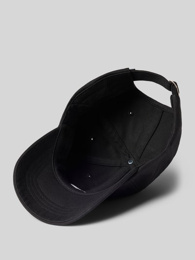 Produktfoto, schwarze Base Cap aus Baumwoll-Mix Modell 'Norm' von The North Face mit Logo-Stitching und Strapback Verschluss auf grauem Hintergrund