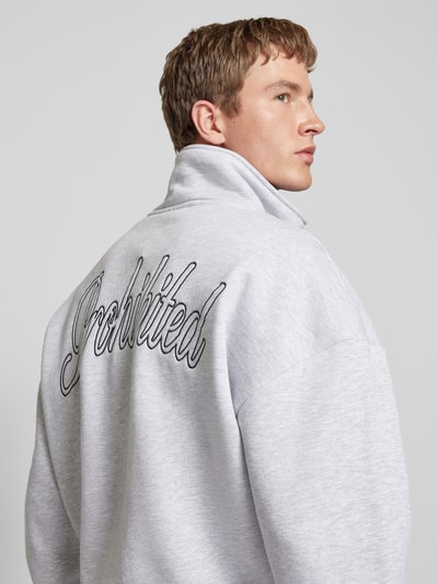 PROHIBITED Oversized Sweatshirt mit Label-Stitching Modell 'Clapham' Hellgrau 3