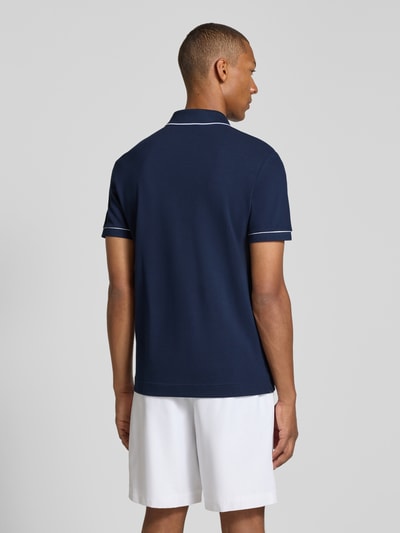 Mannenmodel draagt Regular fit poloshirt uit katoenmix van Lacoste in donkerblauw met witte shorts, achteraanzicht, Heren poloshirt van Lacoste