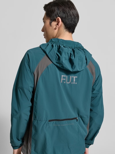 Männermodel trägt Regular Fit Jacke mit Logo-Print Modell 'Division' von HALO, Elastischer-Material-Mix, Rückansicht, Ganzkörperansicht Rückansicht.
