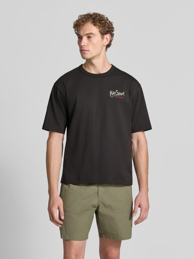Męski model nosi Relaxed Fit T-Shirt aus reiner Baumwolle von Polo Ralph Lauren, czarny, prosta faktura, Ganzkörperansicht z przodu.