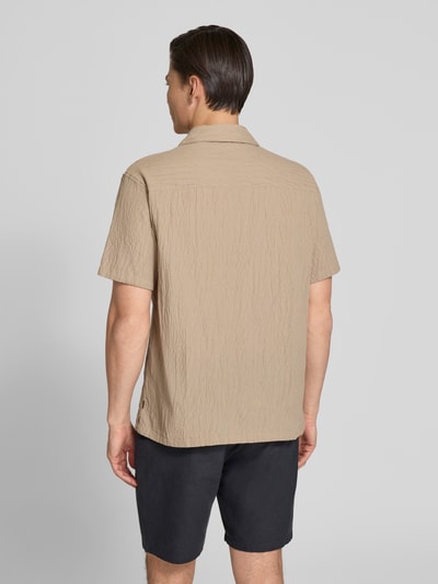 Männermodel trägt Regular Fit Freizeithemd mit Reverskragen von Jack & Jones Premium aus Baumwoll-Elasthan-Mix in Beige, Strukturstoff, Ganzkörperansicht Rückansicht. Rückenlänge bei Größe M: 73 cm, Schulterbreite: 43 cm, Ärmellänge: 23 cm.
