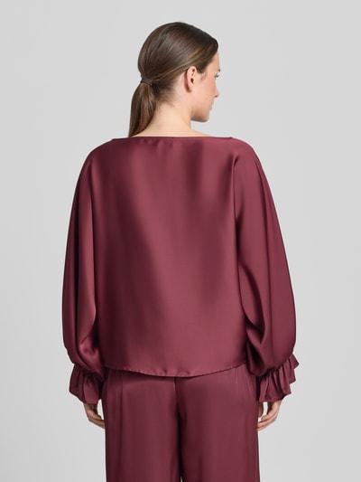 Frauenmodel trägt Blusenshirt aus Satin mit Rundhalsausschnitt von V by Vera Mont in Bordeaux, mit Trompetenärmeln, Ganzkörperansicht Rückansicht. Regular Fit, Rückenlänge 58 cm, Ärmellänge 63 cm.