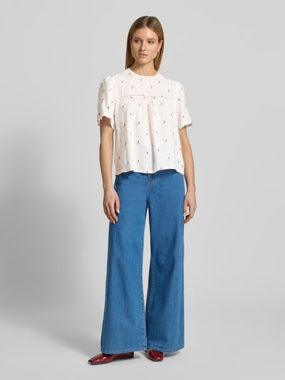 Vrouwenmodel draagt Loose Fit T-shirt uit puur linnen model 'BACINO' van Weekend Max Mara met all-over bloemenmotief en intarsia-details in flammé garen, korte mouw, u-hals, witte en rode tinten, voormelkleurige structuur, volledige lichaam vooraanzicht.
