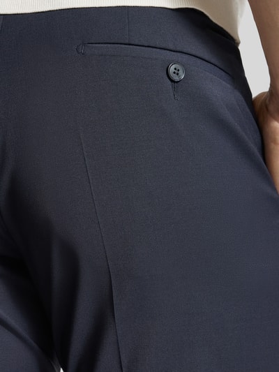 Männermodel trägt Anzughose aus Schurwoll-Mix mit Paspeltaschen am Gesäß von DIGEL, dunkles Blau, glatte Struktur, Nahaufnahme Hüfte. Regular Fit mit Stretch-Anteil.