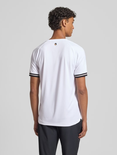 Männermodel trägt Regular Fit T-Shirt mit Label Print Modell 'TOC SERVE 2' von BOSS Green, Optik: Unifarben, Ganzkörperansicht Rückansicht.