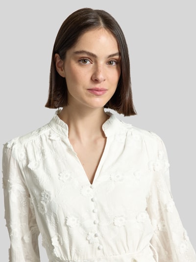 Frauenmodel trägt Minikleid mit Bindegürtel Modell 'Monnie' von Neo Noir aus Reine Baumwolle, Embroidery Design, Serafino-Kragen, kurze Knopfleiste, taillierter Schnitt, Nahaufnahme Oberkörper.