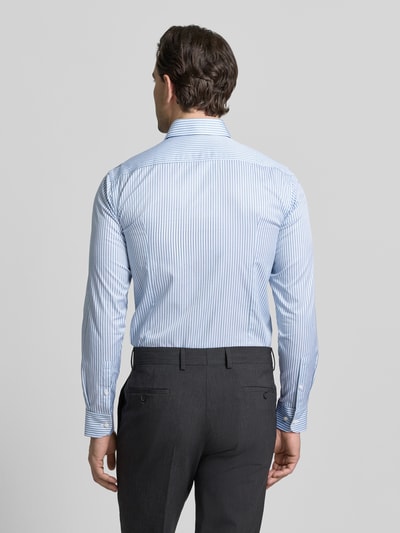 Männermodel trägt Slim Fit Businesshemd aus reiner Baumwolle Modell 'HANK' von BOSS, hellblau mit feinen Streifen, Rückenpasse, Ganzkörperansicht Rückansicht.