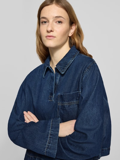 Vrouwenmodel draagt Loose Fit Jeansbluse uit pure katoen van Marc O'Polo Denim, donkerblauw, borstzak, lange mouw, denim, close-up bovenlichaam.