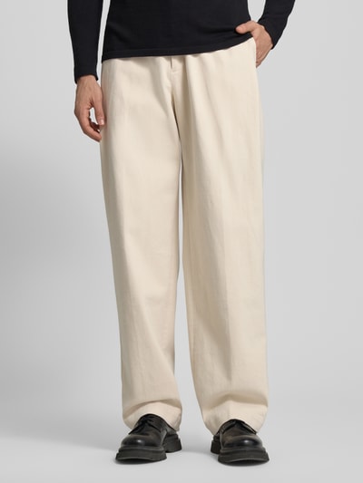 Männermodel trägt Stoffhose mit französischen Eingrifftaschen von Emporio Armani aus reiner Baumwolle, gerader Schnitt, Ganzkörperansicht von vorne.