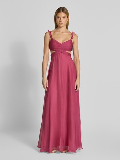 Modelka nosi Abendkleid mit Cut Outs und Rüschen von Jake*s Cocktail, kolor malinowy, długie, z marszczeniami, maxi, A-linia, wycięcia, falbany, zamek z tyłu, długość tyłu w rozmiarze 36: 136 cm, szerokość w rozmiarze 36: 31 cm, widok całej sylwetki z przodu