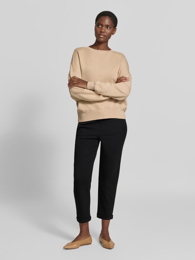 Frauenmodel trägt Sweatpants in verkürzter Passform von Juvia in Schwarz, Baumwoll-Modal-Mix, Straight Fit, Ganzkörperansicht von vorne.