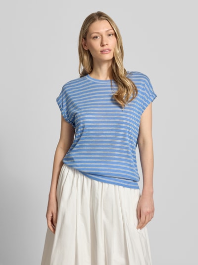 Vrouwenmodel draagt Relaxed Fit T-shirt uit viscose-mix van Tom Tailor Denim in lichtblauw met witte strepen, dames. Vooraanzicht bovenlichaam.