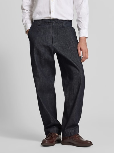 Männermodel trägt Relaxed Fit Jeans aus reiner Baumwolle von ANNARR in Dunkelblau, sichtbare Taschen, Ganzkörperansicht von vorne, Herren Jeans von ANNARR, Knopf- und Reißverschluss, Innenbeinlänge 40 cm, Bundweite 79 cm