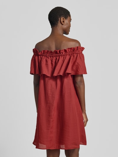 Frauenmodel trägt Figurumspielendes Kleid mit Carmen-Ausschnitt von Marc O'Polo, Optik: Unifarben, Länge: Knielang, Volants, Ganzkörperansicht Rückansicht.