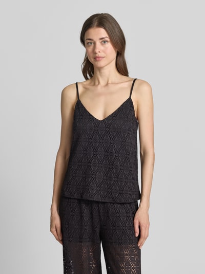 Frauenmodel trägt Regular Fit Top mit Spitze Modell 'MAYA' von Vero Moda in Schwarz, unifarben, V-Ausschnitt, Nahaufnahme Oberkörper.