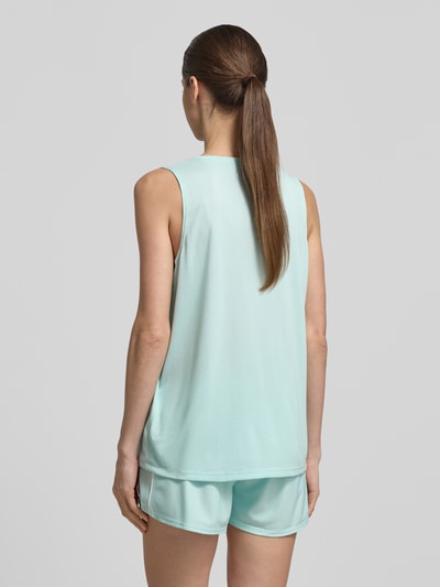 Frauenmodel trägt Tanktop mit Rundhalsausschnitt und Logo von Under Armour in Hellblau, lockerer Schnitt, Rückansicht, Ganzkörperansicht Rückansicht.