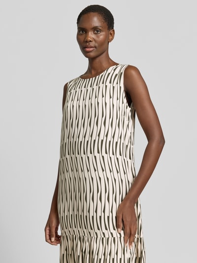 Frauenmodel trägt Midikleid mit rückseitigem Schlüsselloch-Ausschnitt von OPUS, Reine Viskose, gerader Schnitt, Modell 'Wicy bamboo', cremefarbene Grundfarbe mit schwarzen Bambusmustern, Rundhalsausschnitt, fließende Textur, Brustweite 49 cm bei Größe 36, Nahaufnahme Oberkörper.