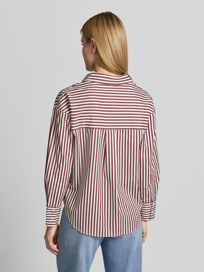 Frauenmodel trägt Regular Fit Hemdbluse mit Brusttasche Modell 'FONTANA' von Mango im Baumwoll-Mix, Rückenlänge 68 cm, Rückansicht.