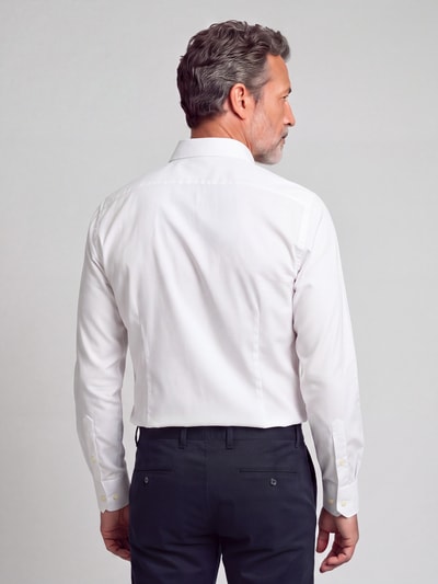 Männermodel trägt weißes Modern Fit Businesshemd aus reiner Baumwolle Modell 'Global Kent' von OLYMP, Herren Businesshemd, Ganzkörperansicht Rückansicht