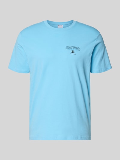 Produktfoto, T-Shirt mit Logo und Rundhalsausschnitt von CHAMPION aus reiner Baumwolle, Regular Fit, in Hellblau, schlichte Textur, Vorderansicht