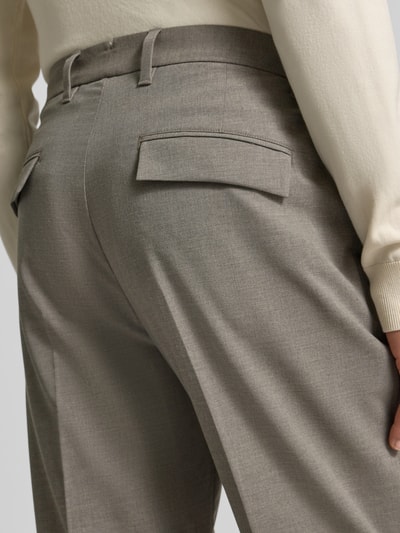 Männermodel trägt Relaxed Fit Bundfaltenhose aus Woll-Mix mit Viskose-Anteil Modell 'BELSBO PLEATS' von Marc O'Polo, Melange, Detailaufnahme Rückansicht.