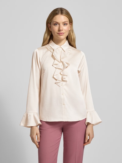 Frauenmodel trägt Schluppenbluse mit Hemdblusenkragen von More & More, Satin, lockere Passform, Volants, Langärmelig, Ganzkörperansicht von vorne.