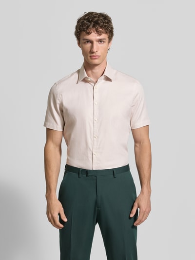 Männermodel trägt Slim Fit Business-Hemd aus Baumwolle mit Kentkragen von Jake*s in Beige, glatte Textur, Knopfleiste, Ganzkörperansicht von vorne. Rückenlänge 78 cm, Schulterbreite 47 cm, Ärmellänge 24 cm.
