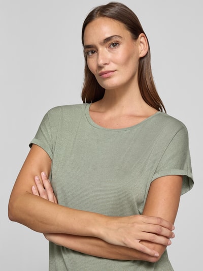 Frauenmodel trägt Relaxed Fit T-Shirt aus Viskose-Mix von Christian Berg Woman in Grün mit Glitzer-Optik, Rundhalsausschnitt, Nahaufnahme Oberkörper. Rückenlänge bei Größe S: 63 cm.