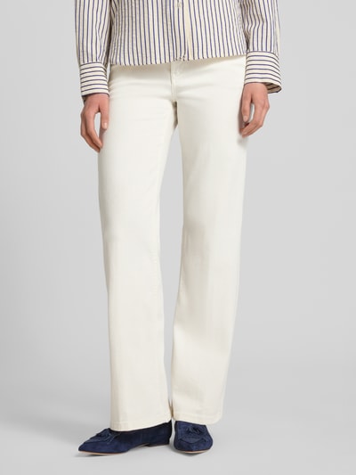 Frauenmodel trägt Wide Leg Medium Waist Jeans Modell 'AMELIE' von Gang aus cremefarbenem Baumwoll-Mix mit Stretch, Ganzkörperansicht von vorne.