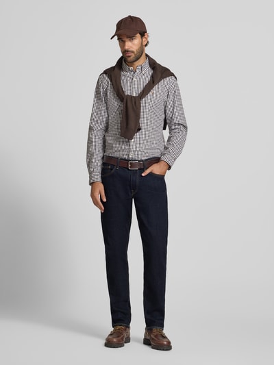 Männermodel trägt Straight Fit Jeans mit Raw Denim Optik von POLO RALPH LAUREN, dunkelblauer Denim, 5-Pocket-Design, Ganzkörperansicht von vorne