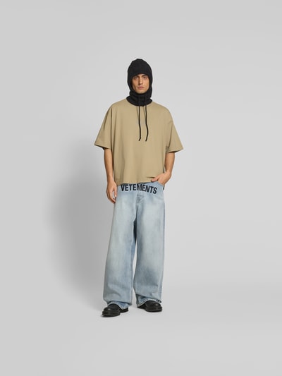 VETEMENTS Oversized T-Shirt mit Stehkragen Taupe 1