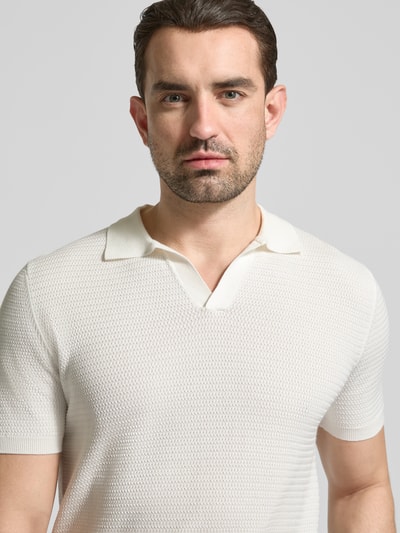 Männermodel trägt Regular Fit Poloshirt mit V-Ausschnitt von Manuel Ritz aus Reine Baumwolle, Strickshirt, Nahaufnahme Oberkörper. Rückenlänge bei Größe M: 66 cm.