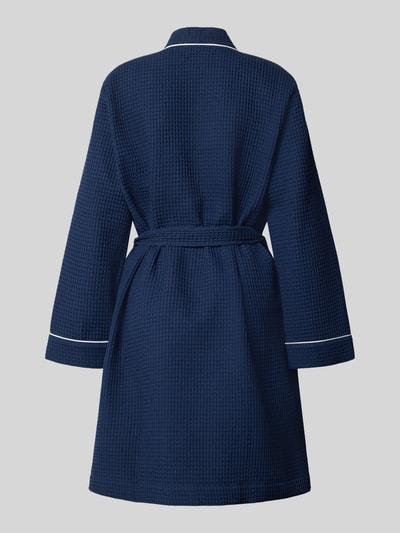 Frauenmodel trägt Regular Fit Bademantel aus Baumwoll-Mix von Lauren Ralph Lauren in Dunkelblau mit Struktur, Ganzkörperansicht Rückansicht. Damen Bademantel von Lauren Ralph Lauren.