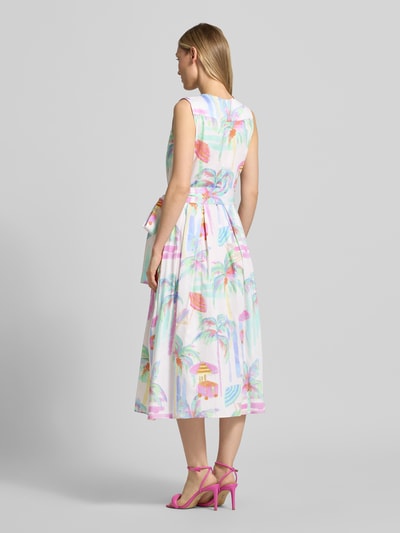 Frauenmodel trägt Hemdblusenkleid mit V-Ausschnitt von Milano Italy, Reine Baumwolle, Tailliert, Midikleid, Knopfleiste, Bindegürtel, Ärmelloses-Design, bunte Pastellfarben und tropisches Muster, Ganzkörperansicht Rückansicht.