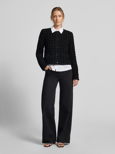 Frauenmodel trägt Regular Fit Blazer mit Woll-Anteil Modell 'GIACCA KATE' von Liu Jo White in Schwarz mit Strukturmuster, Ganzkörperansicht von vorne.