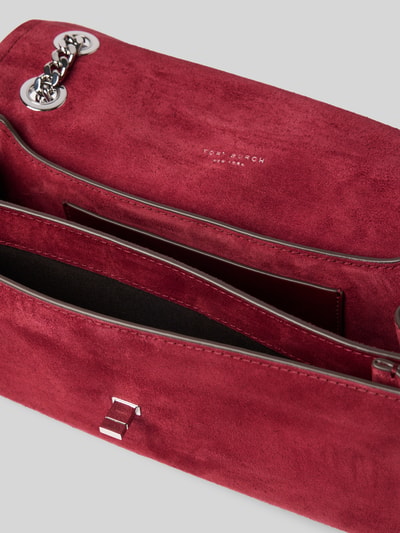 Produktfoto, Shoulder Bag mit Logo-Detail von Tory Burch w odcieniu ciemnoczerwonym, imitacja weluru, główna przegroda z klapką, efekt łańcuszka, podział na przegródki, szerokość w rozmiarze 1: 26 cm, długość w rozmiarze 1: 15 cm, głębokość w rozmiarze 1: 8 cm