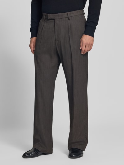 Männermodel trägt Straight Fit Hose mit Viskose-Anteil Modell 'Leto' von CINQUE, braune Bundfalten, Gesäßtaschen, Nahaufnahme Unterkörper. Elastischer Material-Mix, Haken- und Reißverschluss.
