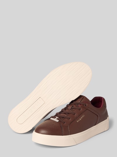 Produktfoto, Sneaker mit Label-Details Modell 'Gunter' von bugatti in Braun, abgerundete Spitze, Schnürung, Weiße Sohle, strukturierte Oberfläche, Herren Sneaker, Absatzhöhe 4 cm, Schafthöhe 6 cm, Schaftweite 11 cm