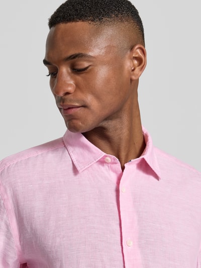 Männermodel trägt Casual Fit Freizeithemd aus Leinen von OLYMP Level Five, rosa, glatte Textur, Kentkragen, Knopfleiste, Nahaufnahme Oberkörper. Herren Freizeithemd, reine Leinen, Rückenlänge 77 cm, Schulterbreite 49 cm, Ärmellänge 67 cm.
