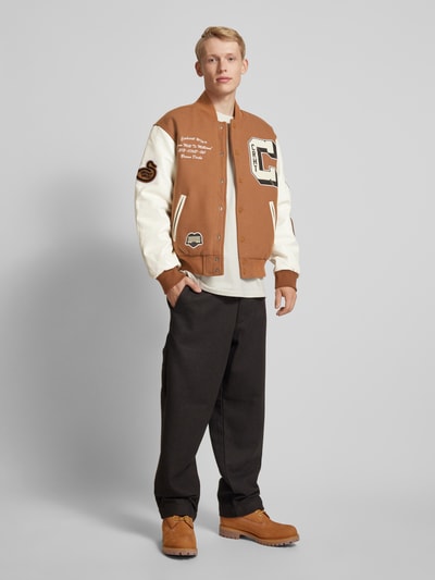 Carhartt Work In Progress Collegejack met labelpatches Middenbruin - 1