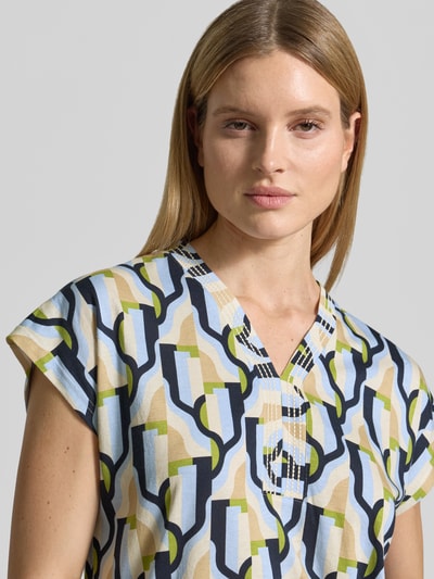 Vrouwenmodel draagt Blusenshirt uit katoen- en viscosemix model 'FELICITY' van Soyaconcept met V-hals, recht model, Nahaufnahme Oberkörper.