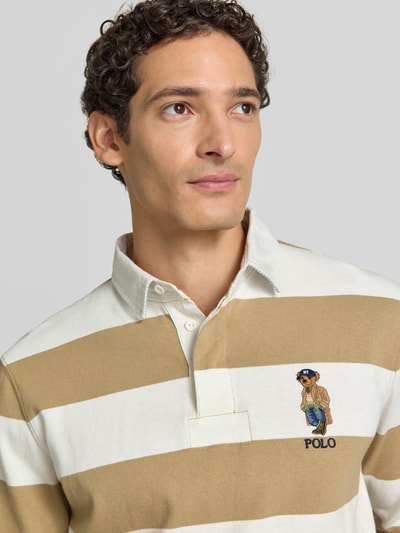 Männermodel trägt relaxed fit poloshirt aus puur katoen von Polo Ralph Lauren in beige-wit gestreept, nahaufnahme oberkörper