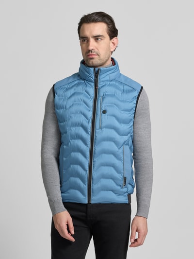Männermodel trägt Regular Fit Steppweste mit Kapuze im Kragen von Tom Tailor in Unifarbe, Vorderansicht Oberkörperaufnahme.