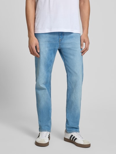Mężczyzna nosi Straight Fit Jeans aus Baumwolle od HUGO Blue, niebieski kolor, krój straight fit, 5 kieszeni, detal z logo, średni stan, zapięcie na guzik i kryty zamek, materiał bawełna, widok całej sylwetki z przodu.