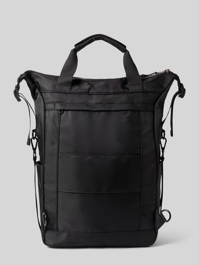 Produktfoto, Rucksack mit Logo-Detail von AY STUDIOS in Schwarz, rechteckige Form, glatte Textur, Netz-Taschen, Reißverschluss-Hauptfach, verstellbare Schulterriemen, Maße: 42x54x13 cm, Schulterriemenlänge 98 cm.