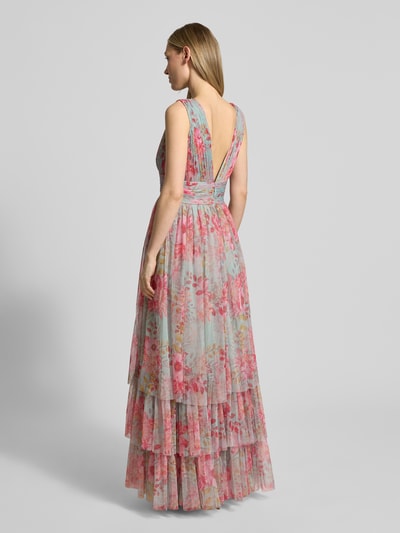 Frauenmodel trägt Abendkleid mit Volantsaum und V-Ausschnitt von LACE & BEADS aus Chiffon, florale Muster, A-Linie, Maxikleid, Ganzkörperansicht Rückansicht.